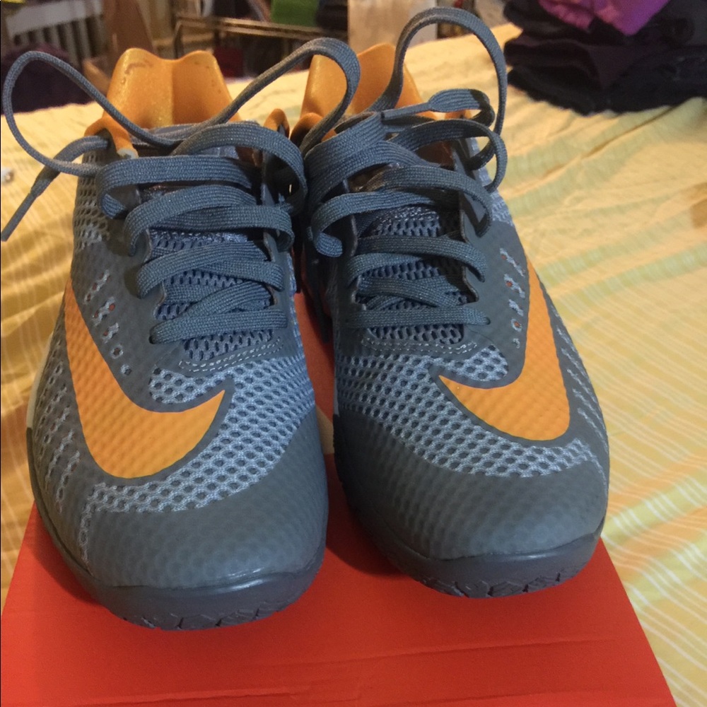 Nike hyper live sneakers